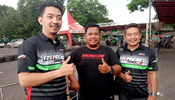 Foto Utama. Teguh M Arif (Owner TZM Project) & Arie Azilisa (Manager Operasional) Dukung Drag Bike Persembahan Sumber Production Yang Di Wakili Sandi Dadoo