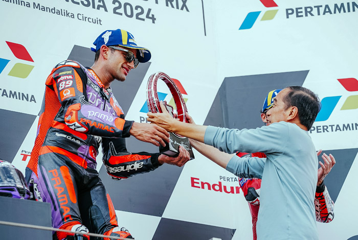 The Pertamina Indonesia Grand Prix was a success, President Joko Widodo presented the trophy to Jorge Martin who won the main podium