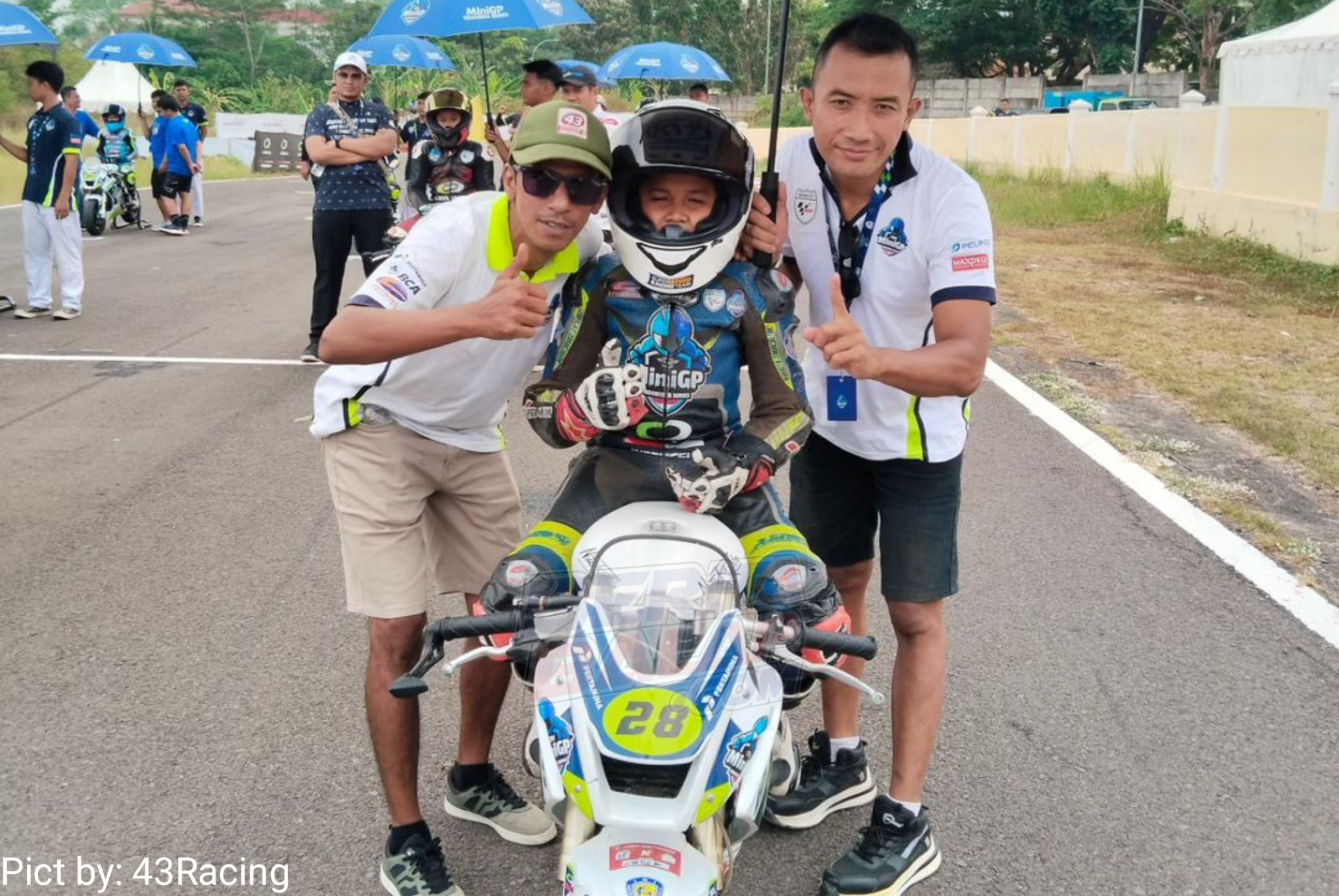 (Dari Kiri) Coach Martha, Dovi dan Ayah