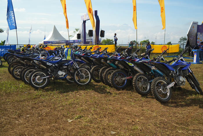 SHELL BLU CRU Yamaha Enduro Challenge Cetak Rekor Starter Baru Hingga Ribuan Penonton Tumpah Ruah di Jalibar