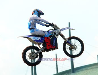Motor Listrik Tangguh Unjuk Gigi Sekaligus Support Bupati Bogor Grasstrack 2025