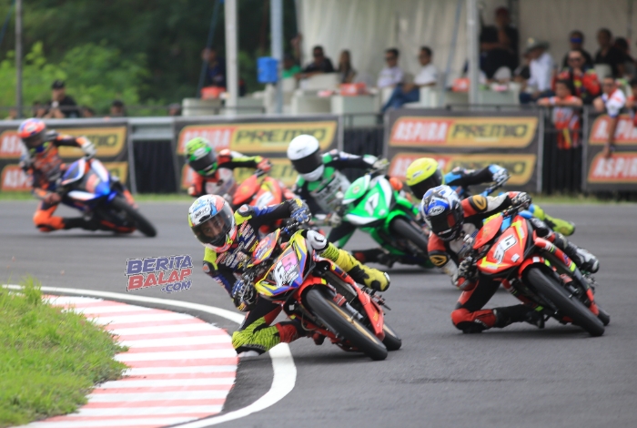 Jual Beli Serangan, The Strokes55 Bawa Aldiaz Aqsal Raih Kemenangan Dramatis MP1 di Final LFN HP969 Road Race Surabaya