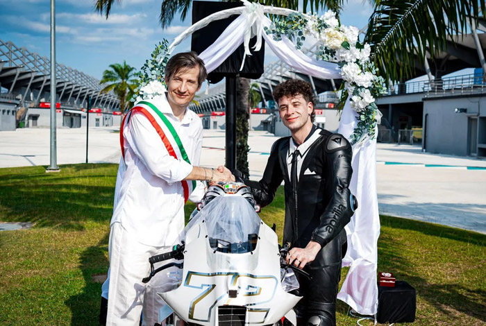 Bezzecchi Perpanjang Kontrak 2 Tahun Bersama Aprilia Dengan Cara Nikahi Albarosa