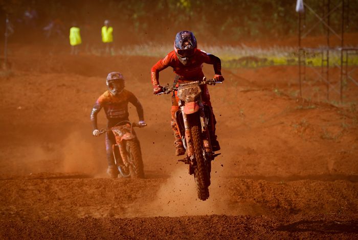 M. Zidane Harumkan Nama Indonesia di Thailand dan Sukses Asapi Pembalap Andalan Tuan Rumah