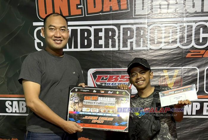 Riki Butong Sukses Pertahankan Gelar JU Open di One Day Drag Bike Sumber Production 2026 Cimahi