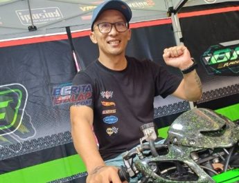 Vakum 4 Tahun…! Arie Ocktane Gas Balap Lagi di Final UDRM Independent Cup Race Serang