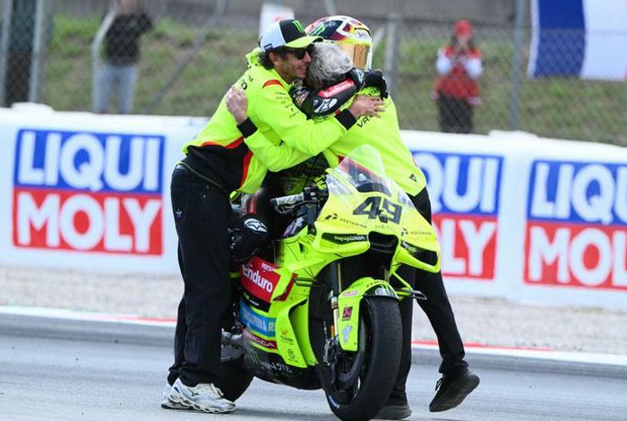 Raih Kemenangan Dramatis di Catalunya, Diggia Wujudkan Impian Rayakan Bareng Valentino Rossi