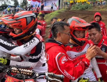 Pembalap Senior Rizki HK dan M Ahsanul Hantar Wonosobo Raih Medali Emas Porprov Jateng 2026 Grasstrack